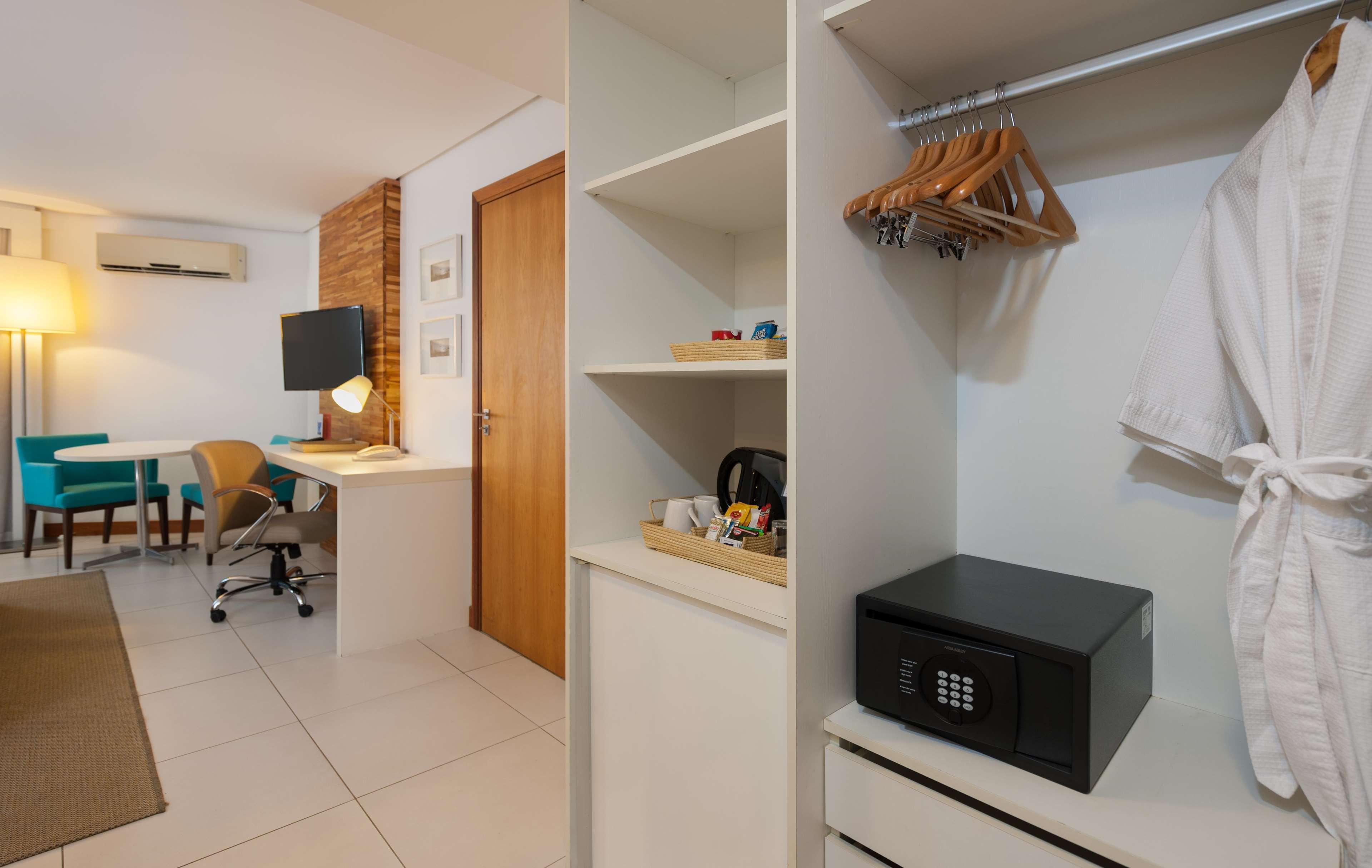 Best Western Premier Maceio Ngoại thất bức ảnh A safe in a hotel room